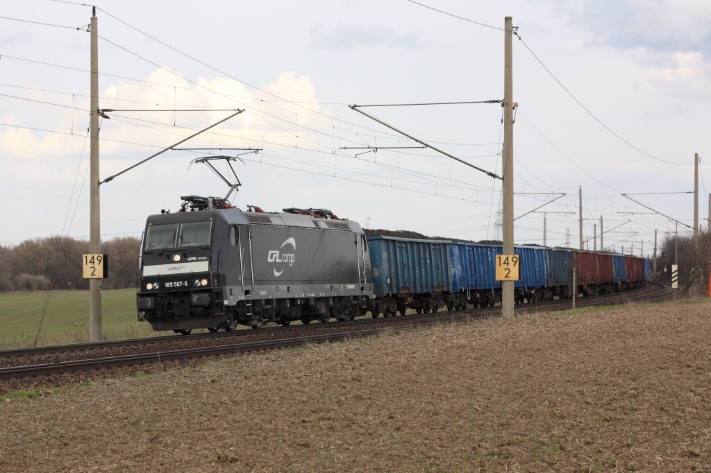186 567-5 der CFL Cargo mit einem Ganzzug offener Gterwagen. Der Zug fhrt in Richtung Baunschweig. Fotografiert am 01.04.2010 zwischen Magdeburg und Niederndodeleben. 