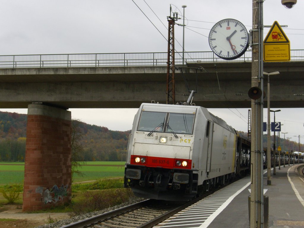 186 637-6 von PCT-Altmann durchf�hrt am 3. November 2010 mit einem Autotransportzug den Bahnhof Retzbach-Zellingen in Richtung W�rzburg.