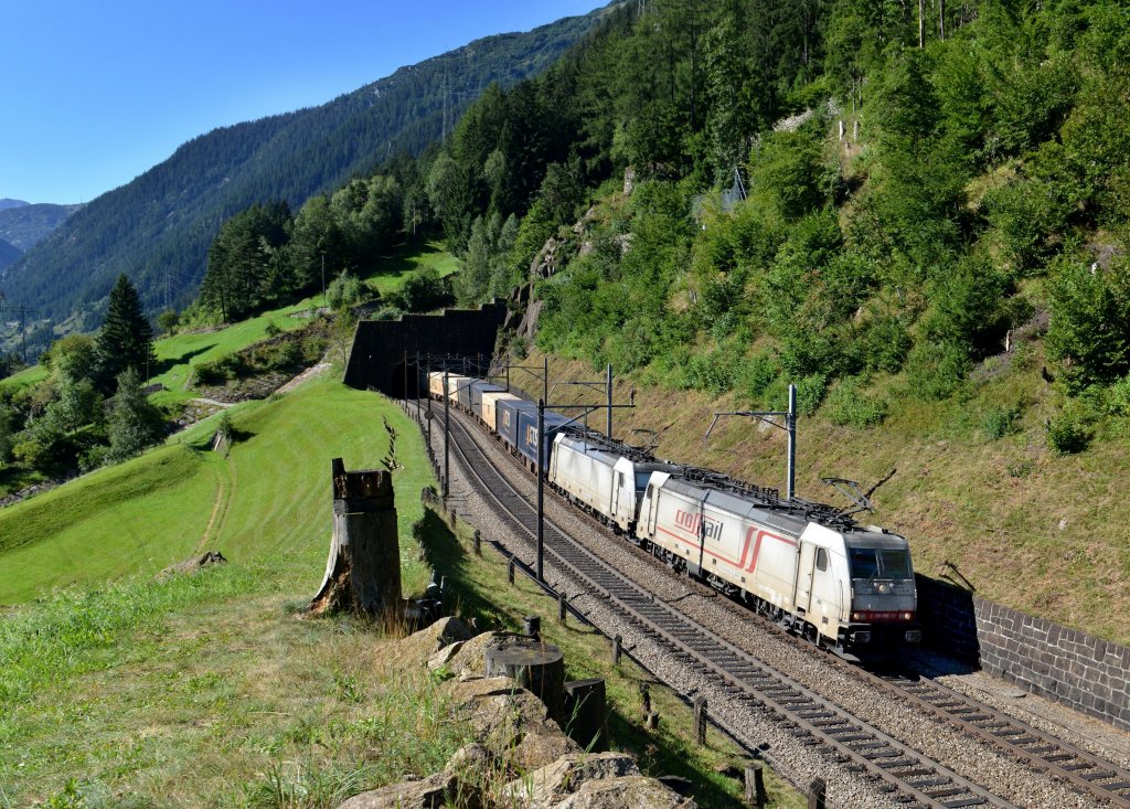 186 905 + 186 90x mit einem Containerzug am 28.08.2012 oberhalb von Wassen.