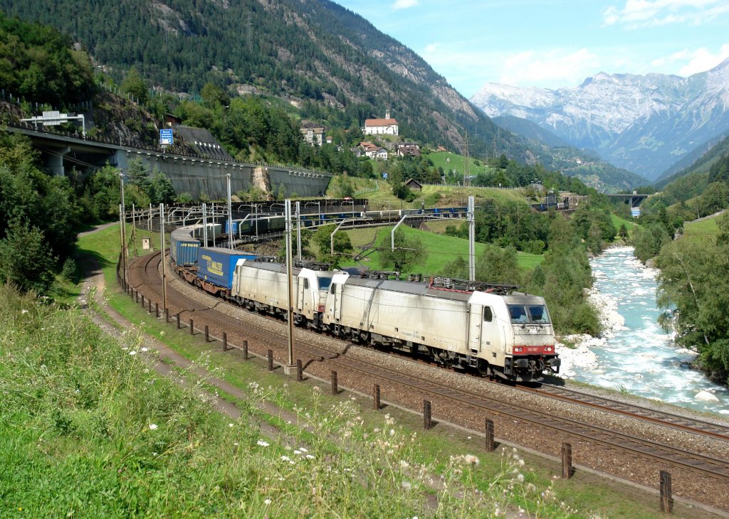 186 907 + 186 906 mit einem LKW-Walter am 29.08.2012 unterwrgs bei Wassen.