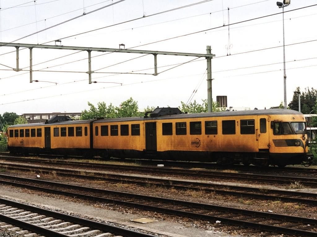 186 (Syntus) auf Bahnhof Hengelo am 16-6-2001. Bild und scan: Date Jan de Vries.