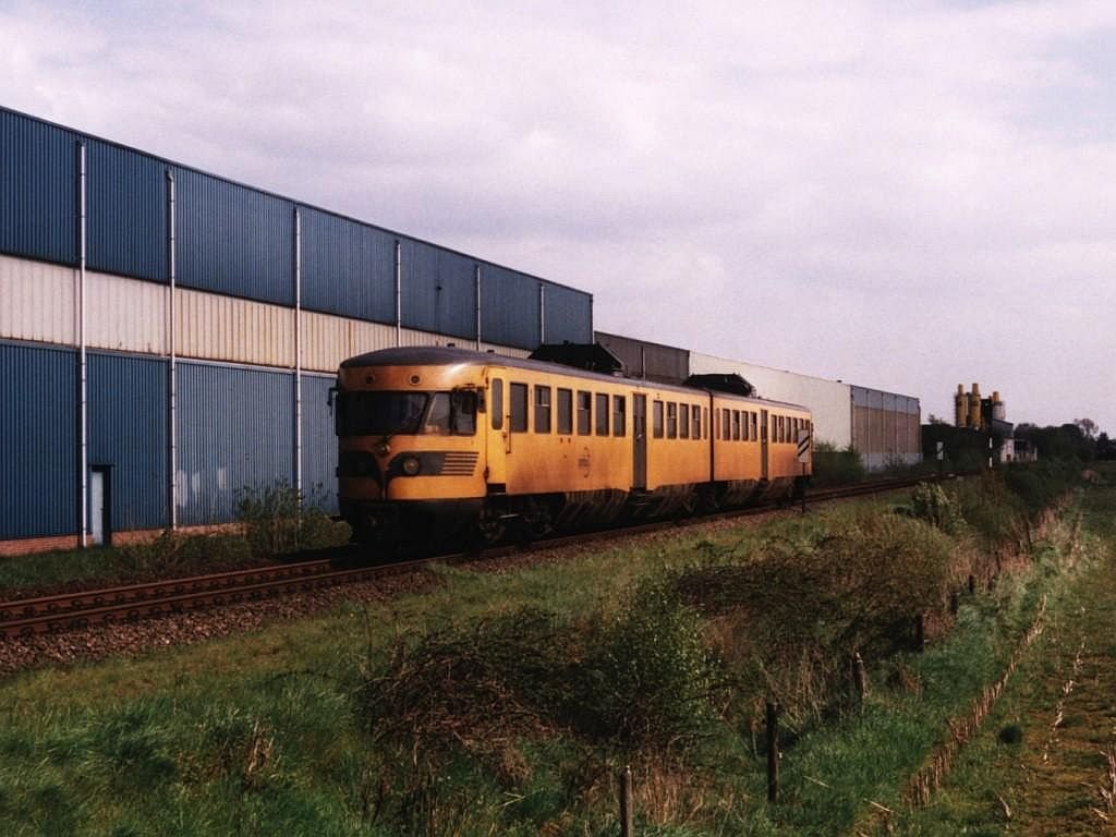 186 (Syntus) mit Regionalzug 31049 Almelo-Marinberg bei Vriezenveen am 7-5-2001. Bild und scan: Date Jan de Vries.