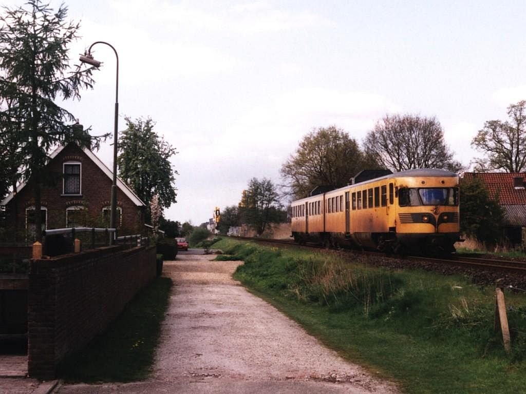 186 (Syntus) mit Regionalzug 31054 Mari�nberg-Almelo bei Vriezenveen am 7-5-2001. Bild und scan: Date Jan de Vries.