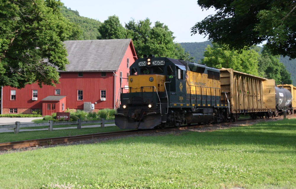 18.6.2012 Kent, CT. Housatonic Railroad Company´s 3604 / GP-35 mit einem Nahgterzug auf der Berkshire Line von Danbury, CT nach Pittsfield, MA. (hrrc.com) Hatte schon enttuscht in der Pizzeria gegenber gesessen als pltzlich doch noch die typischen Warnsignale ertnten. Der Standort ist daher nicht ganz ideal. Die Strecke wird (wieder) regelmig befahren. Da die Kategorie  Unternehmen > HRRC bzw. sonstige  fehlt, das kleine Unternehmen an die CSX zuliefert, habe ich sie auch dort eingeordnet.