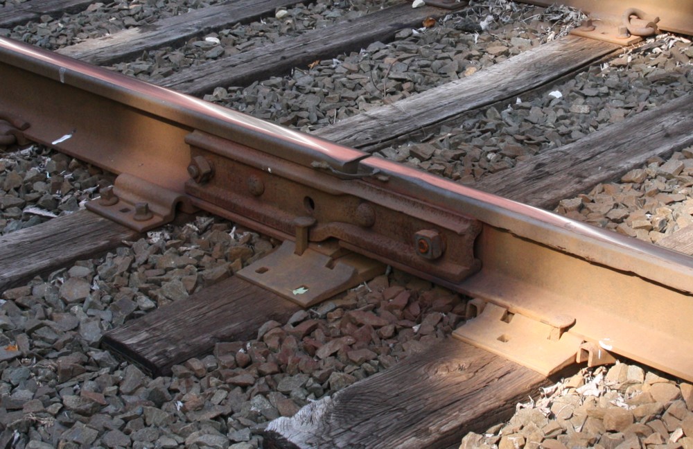 18.6.2012 West Cornwall, CT / Berkshire Line, betrieben von der Housatonic Railroad Company. Laschenverband zwischen verschiedenen Schienengren.
