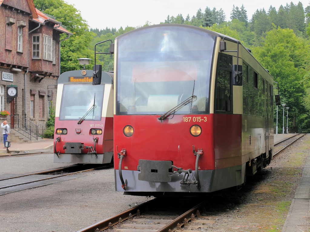 187 015-3 als HSB 8978 nach Harzgerode und 187 017-9 als HSB 8973 nach Hasselfelde am 26. Juni 2013 im Bahnhof Alexisbad.


