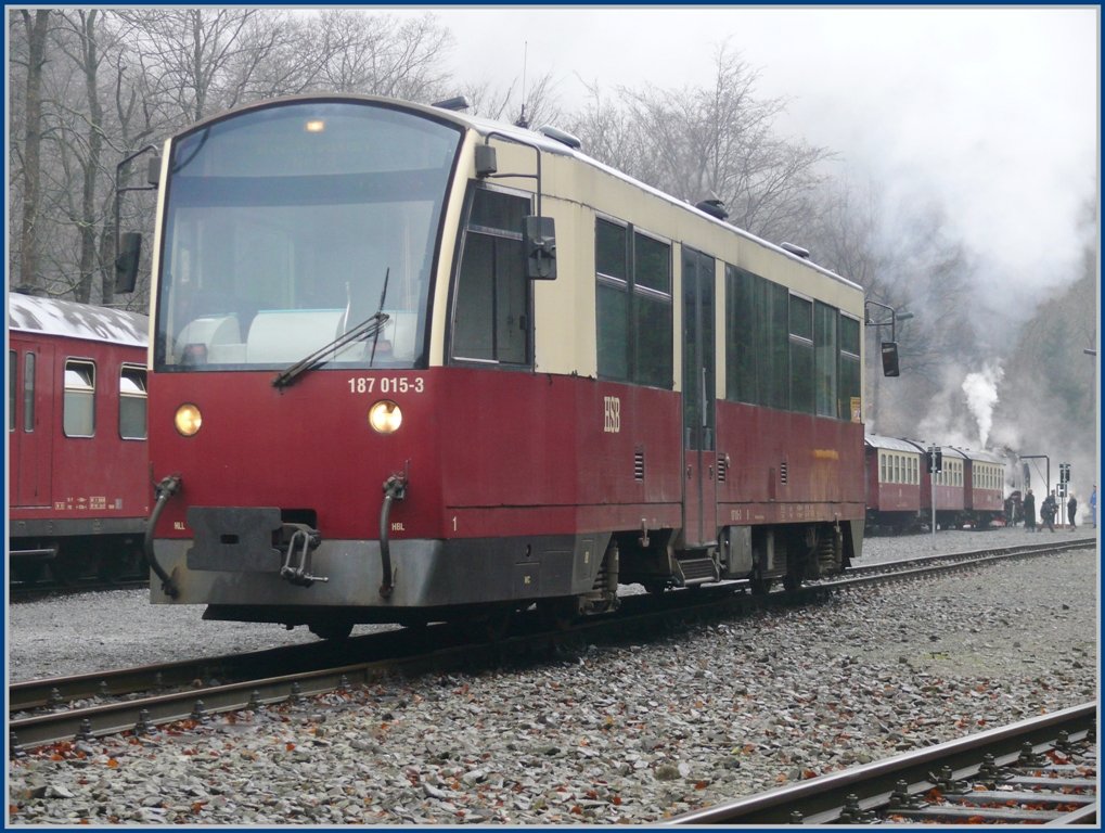 187 015-3 aus Hasselfelde wartet in Eisfelder Talmhle die Kreuzung mit Dampfzug 8920 ab und fhrt dann als 8971 weiter nach Nordhausen. (06.12.2009)