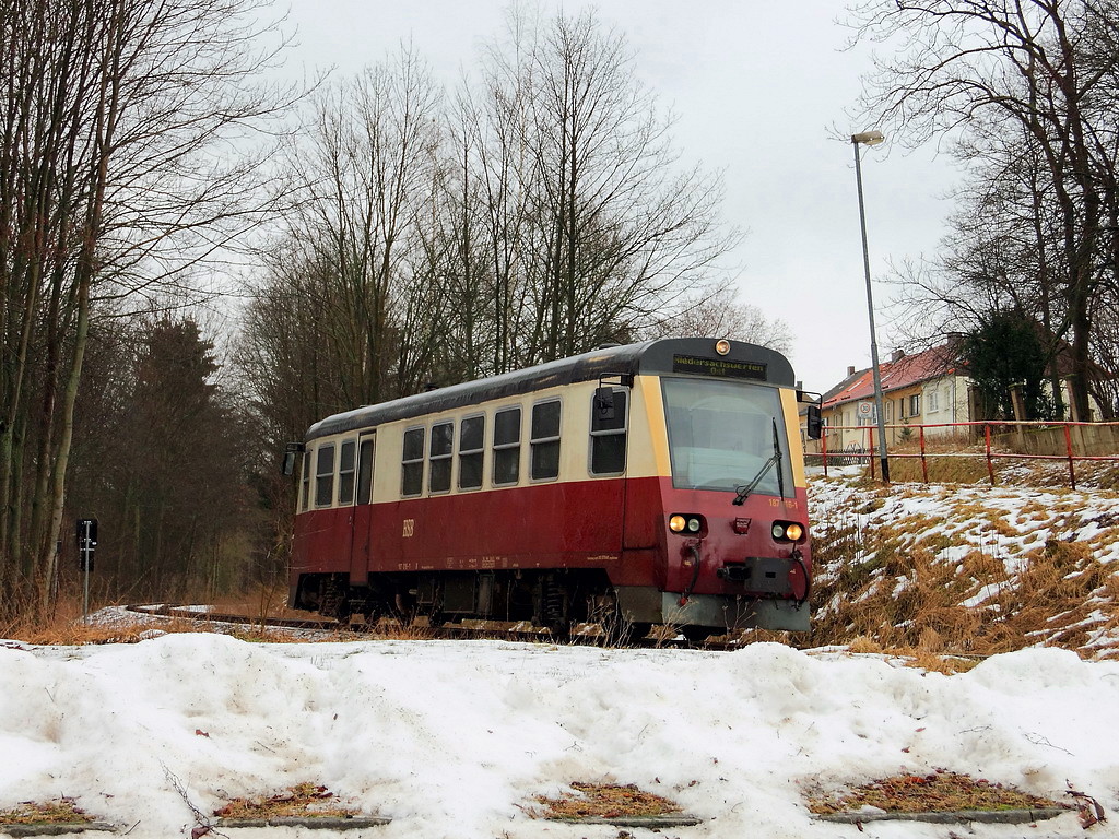 187 016-1 als HSB  8981 durchfhrt am 17. Februar 2012 Gntersberge Richtung Eisfelder Talmhle. 