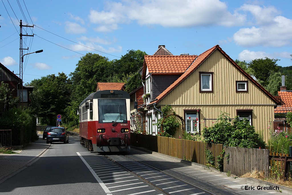 187 018 durchfhrt die Ortsdurchfahrt von Wernigerode um gleich am Bahnsteig von Wernigerode Hochschule zum stehen zu kommen. Dann sind es nurnoch weniger Meter die er ins Tal zum  Hauptbahnhof  Wernigerode rollen muss. (25.7.2010)
