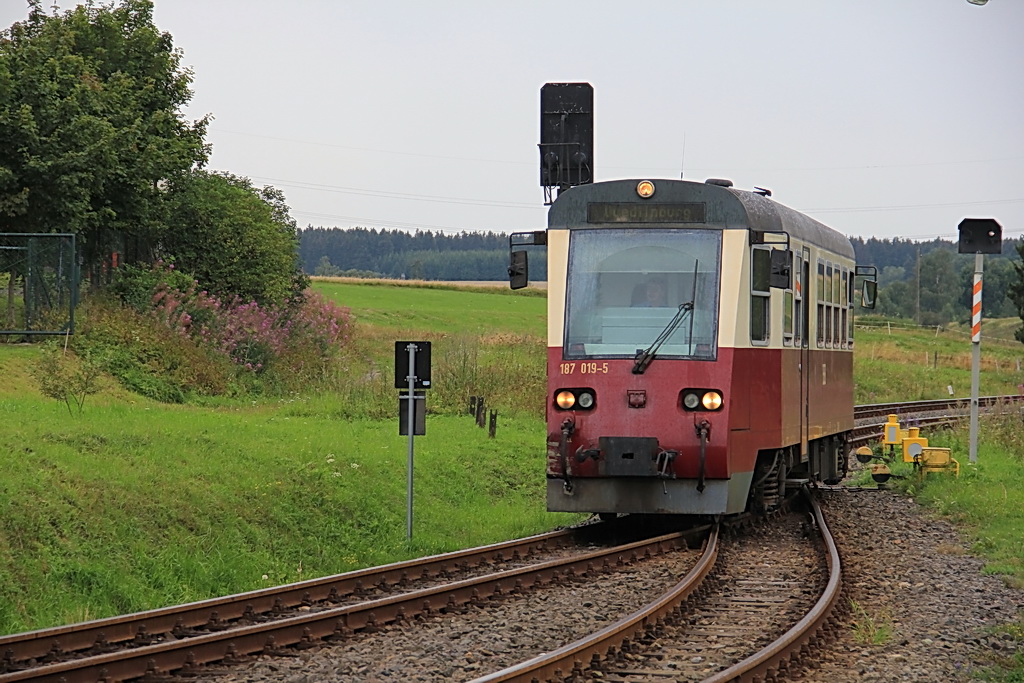 187 019-5 nach dem Durchfahren der Kehrschleife am Bahnhof Stiege am 21. August 2011 als Zug 8952 zur Weiterfahrt nach Quedlinburg.