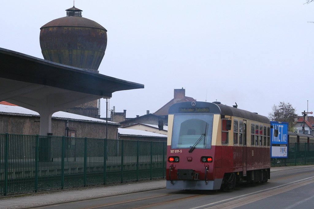 187 019 ist unterwegs auf dem Verbindungsgleis zwischen Straenbahnnetz und Gleisanlagen der HSB in der Nordhausener Oscar-Cohn-Strae und wird gleich in den Bereich des HSB-Bahnhofes Nordhausen-Nord einfahren. Links hinter dem Zaun ist der Bahnsteigbereich des o.g. Bahnhofes zu sehen. (Aufnahme vom 06.04.2012)