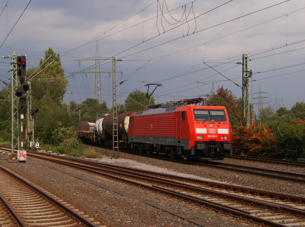 189 001-1 mit einem gemischten Gterzug in Dsseldorf-Eller am 26.08.2011