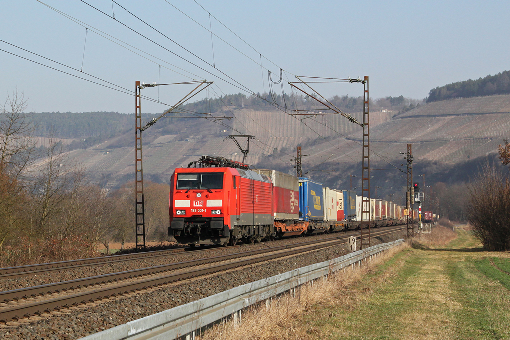 189 001 mit einem KLV Zug am 17.03.2012 bei Himmelstadt.