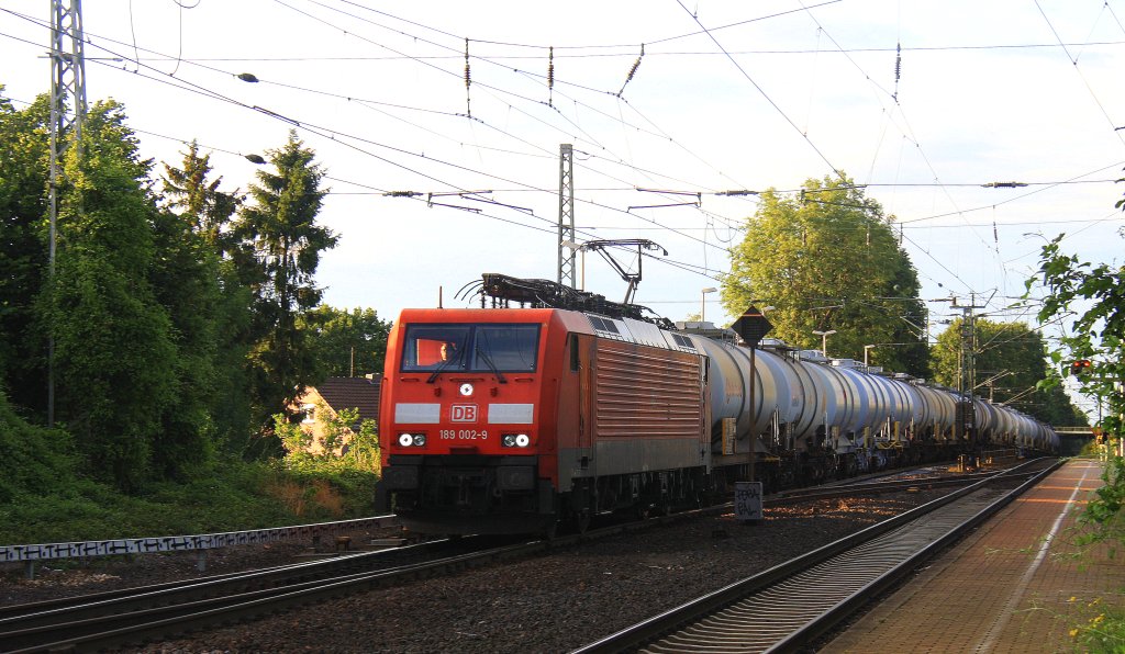 189 002-9 DB kommt durch Kohlscheid mit einem Kesselzug aus Millingen nach Aachen-West und fhrt die Kohlscheider-Rampe hoch in der Abendsonne am 6.7.2012.