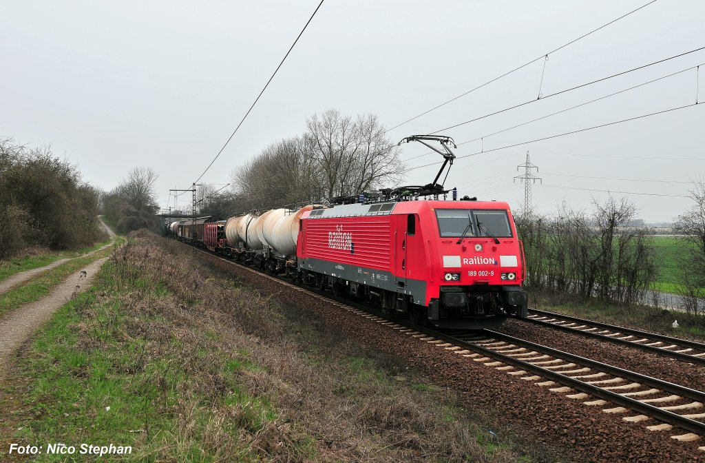 189 002-9 mit einer gemischten Fuhre gen Lehrte (Ahlten 08.04.10)
