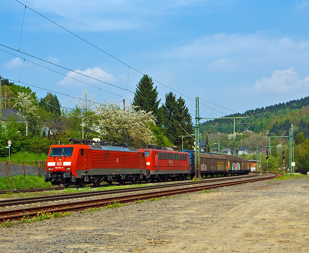 189 002-9 zieht eine kalte 151er und einen gemischten Gterzug am 04.05.2013 durch Brachbach (Sieg) in Richtung Kln.