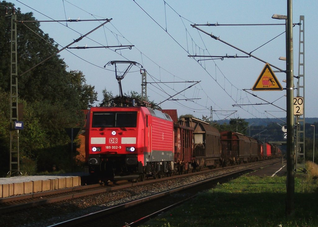 189 002, jetz mit DB Aufschrift, durchfhrt am 26.August 2011 mit einem langen Mischer den Bahnhof Gundelsdorf.