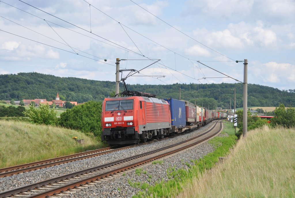 189 002 mit einem KLV-Zug in Richtung Wrzburg.Aufgenommen in Mitteldachstetten am 18.7.2012