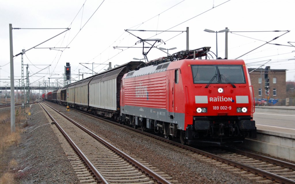 189 002 zieht am 26.03.11 einen gemischten G�terzug aus Dessau kommend durch Bitterfeld.