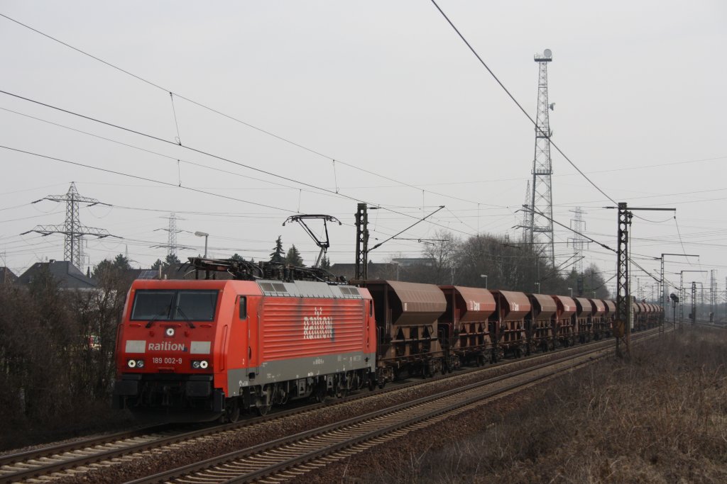 189 002 zog am 24.03.2010 einen gemischten Gterzug durch Ahlten
