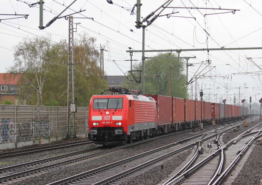 189 003-7 mit Containerzug aus Richtung Seelze kommend. aufgenommen am 27.04.2013 in Hannover-Linden/Fischerhof.