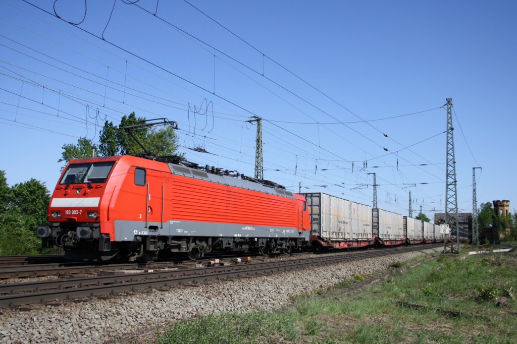189 003 mit langem Conti-Zug am Haken durchfuhr am 30.4.2011 Magdeburg Rothensee