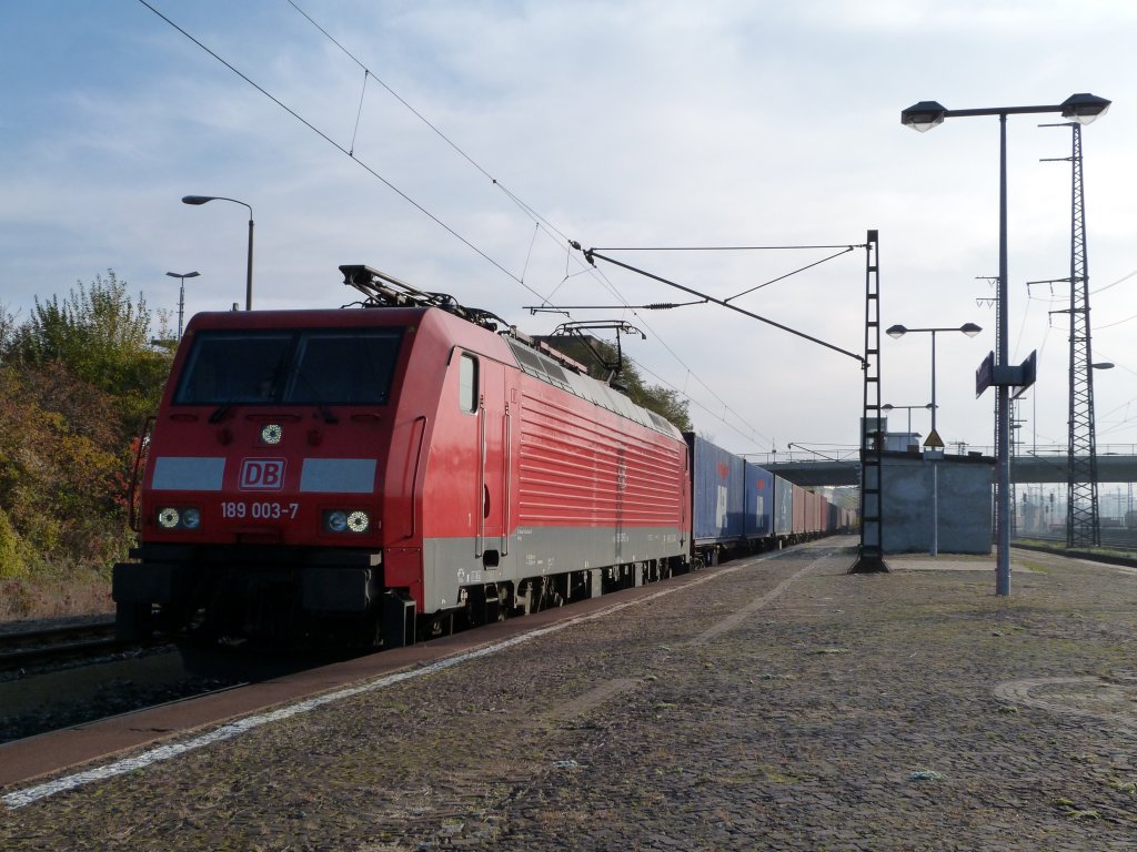 189 003 rollte am Morgen des 29.10.12 gemtlich mit ihrem Containerzug durch Dresden Friedrichstadt,und machte kurz darauf einen kurzen Stop zum Fahrerwechsel.