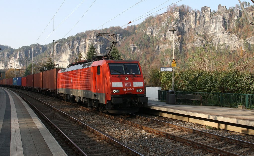 189 004-5 der DB durchfhrt am 7.11.2011 mit einem Containerzug den Bahnhof Rathen im Elbsandsteingebirge. Wegen einer Tagesbaustelle musste er links als ``Falschfahrer`` Richtung Tschechien fahren.