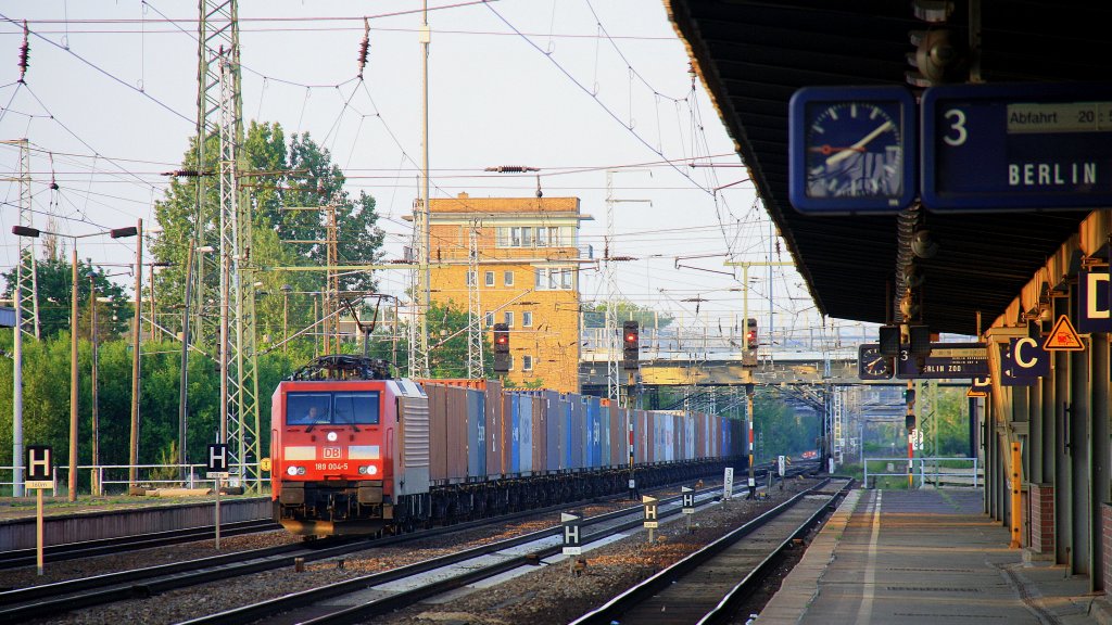 189 004-5 DB kommt  mit einem sehr langen Containerzug aus Richtung Berlin-Zoo und fhrt in Richtung Potsdam bei der Einfahrt von Berlin-Flughafen-Schnefeld  bei der Abendsonne am 19.5.2012.