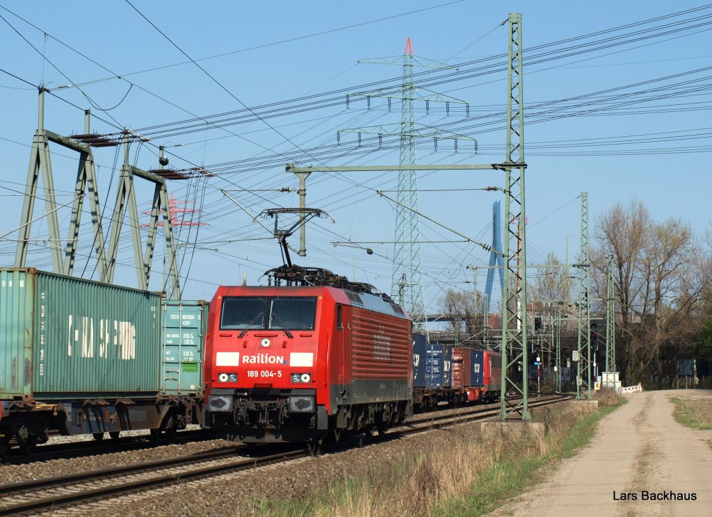 189 004-5 hat soeben einen Containerzug nach Hamburg-Waltershof gebracht und rollt nun als Lz zurck in den Rbf Alte Sderelbe. Aufgenommen am 17.04.10.