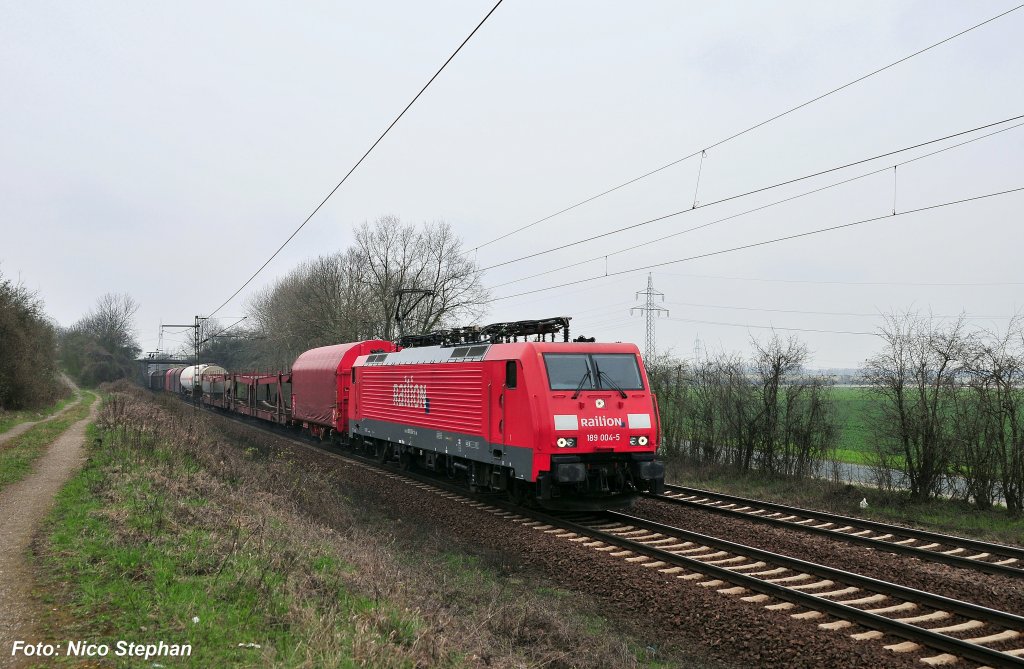 189 004-5 hatte ebenfalls einen der vielen gemischten Zge am Haken (Ahlten 08.04.10)