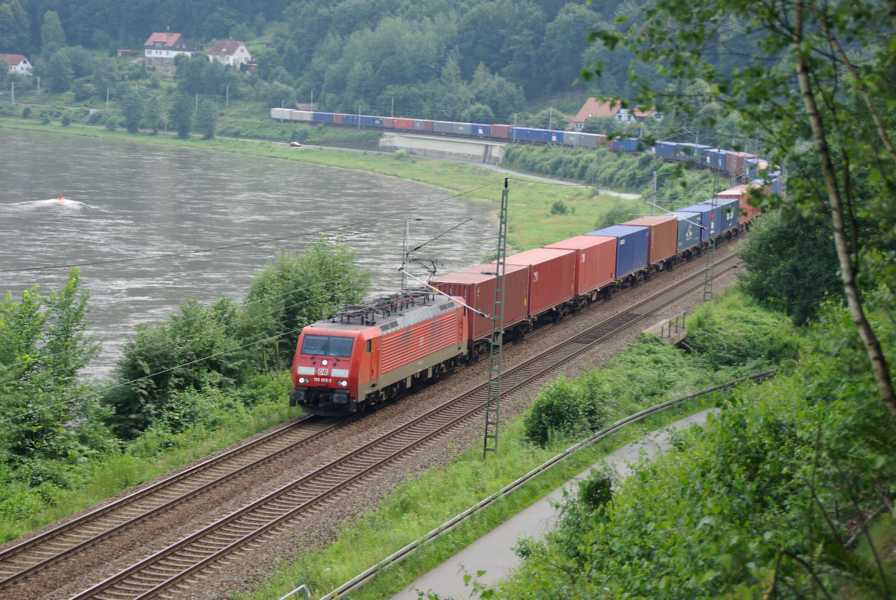189 005-8 mit einem Containerzug am 30.09.2011 in der Nhe von Knigstein.  