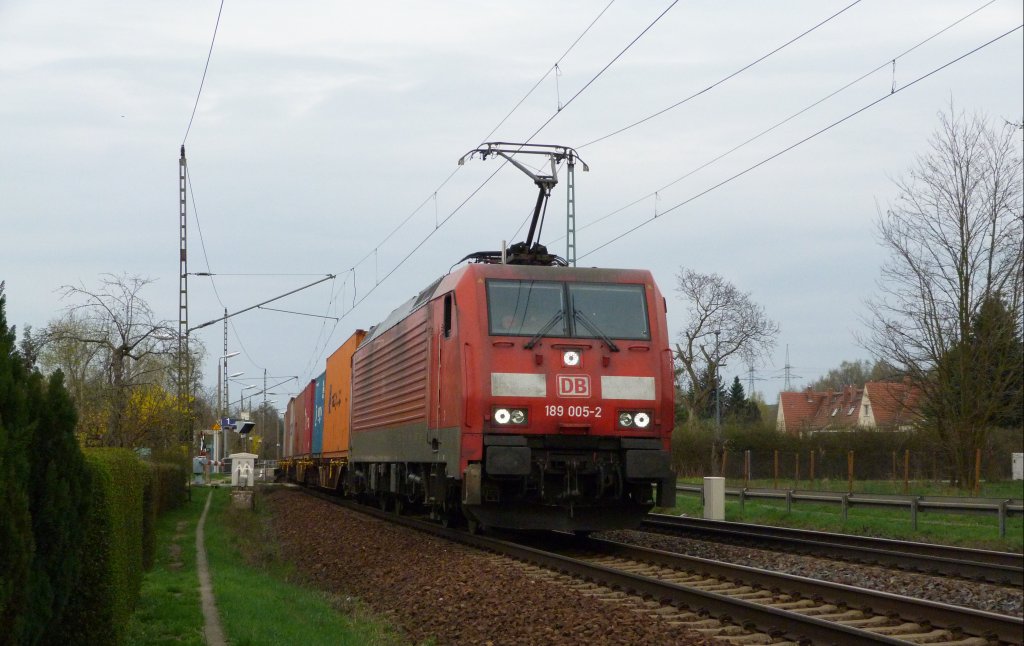 189 005 fhrt am 20.04.13 mit ihrem Containerzug durch Dresden Stetzsch.