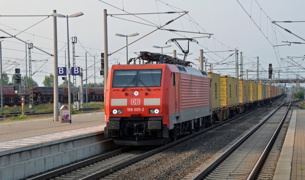 189 005 fuhr am 01.09.11 mit einem Containerzug durch Bitterfeld Richtung Halle/Leipzig.
