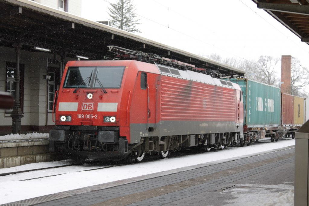 189 005 steht in Ludwigslust abgeb�gelt am Bahnsteig 1. 04.02.2010
