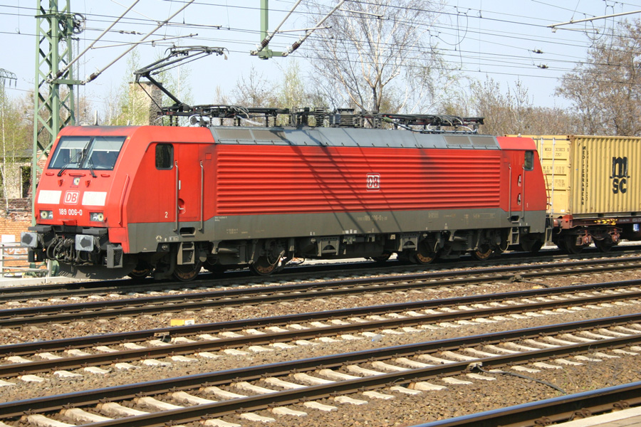 189 006-0 mit Containerzug aus Dresden-Friedrichstadt kommend in Dresden-Freiberger Strae; 19.04.2010