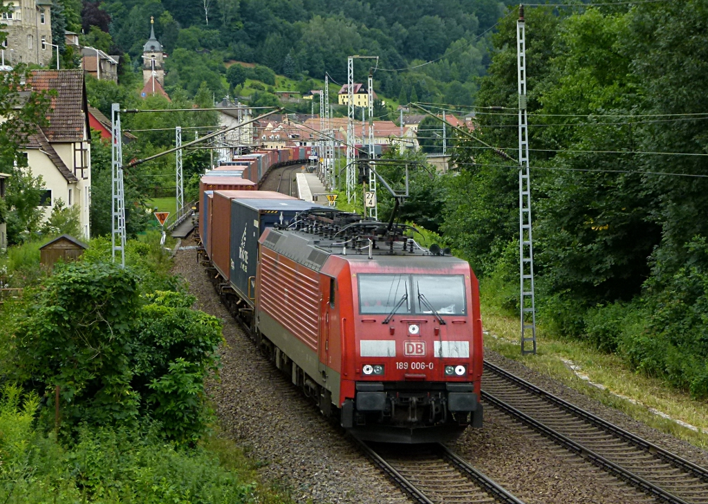 189 006-0 ist mit einem langen Containerzug am 17.07.2012 in Knigstein