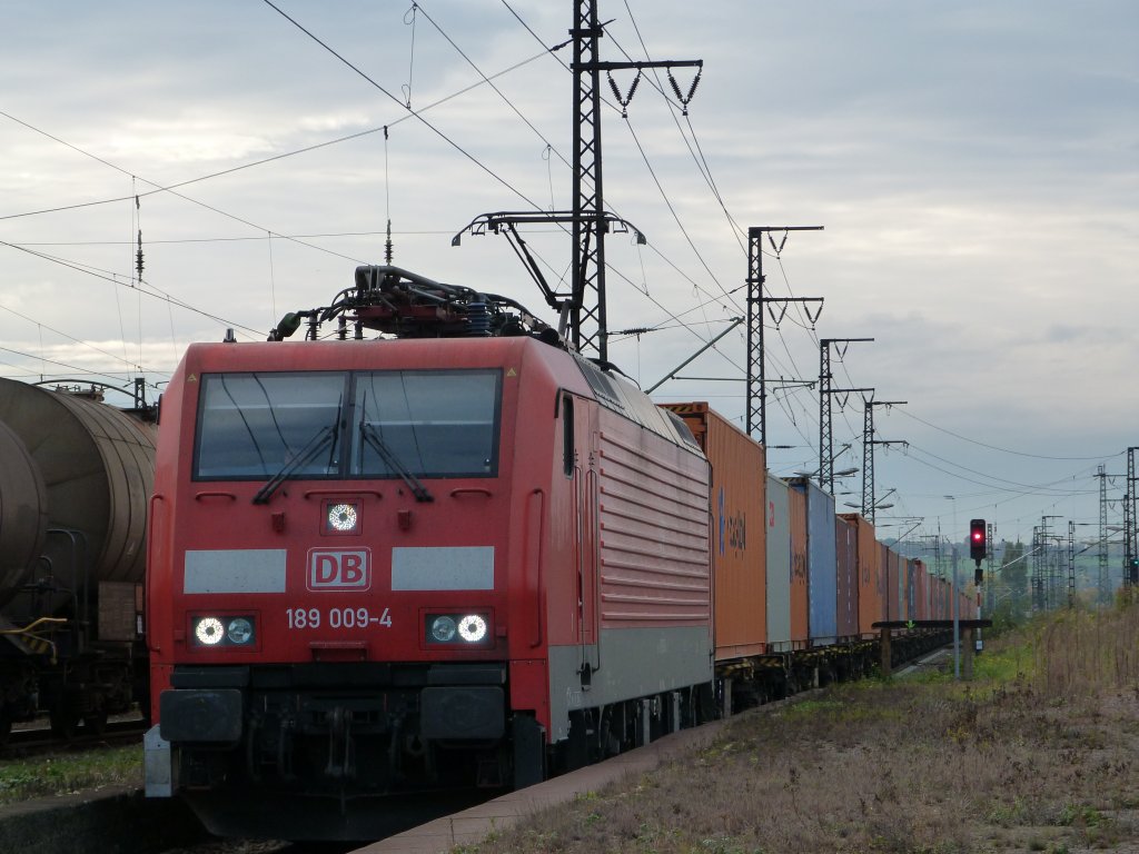 189 009 bei der Durchfahrt mit ihrem Containerzug durch Dresden Friedrichstadt.
17.10.12