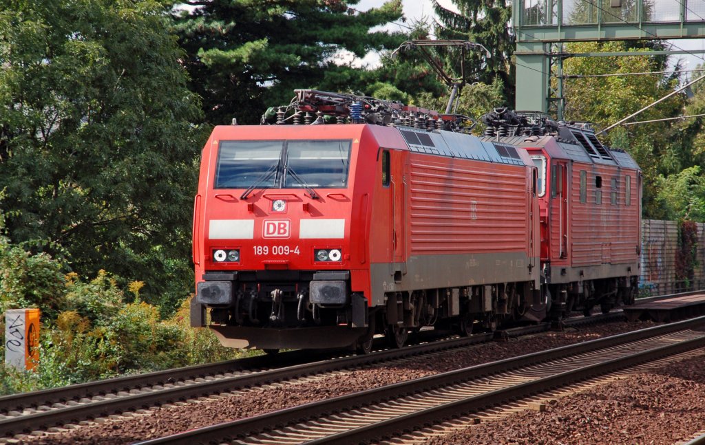 189 009 zieht am 30.09.10 180 012 vorbei am S-Bahnhof Dresden-Strehlen Richtung Bad Schandau.