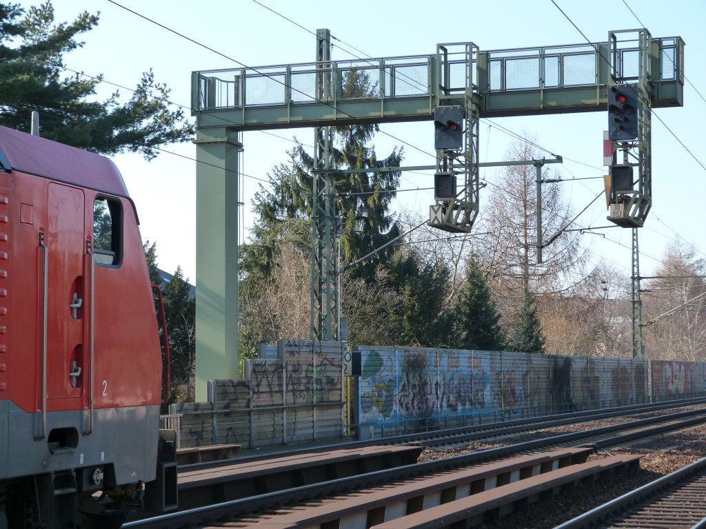 189 011 beim Halt an der Signalbrcke.
Dies dauerte 30 min weil vor ihr noch ein Gz und dahinter schon Doppeltraktion 143er RBH anstand.
05.03.13