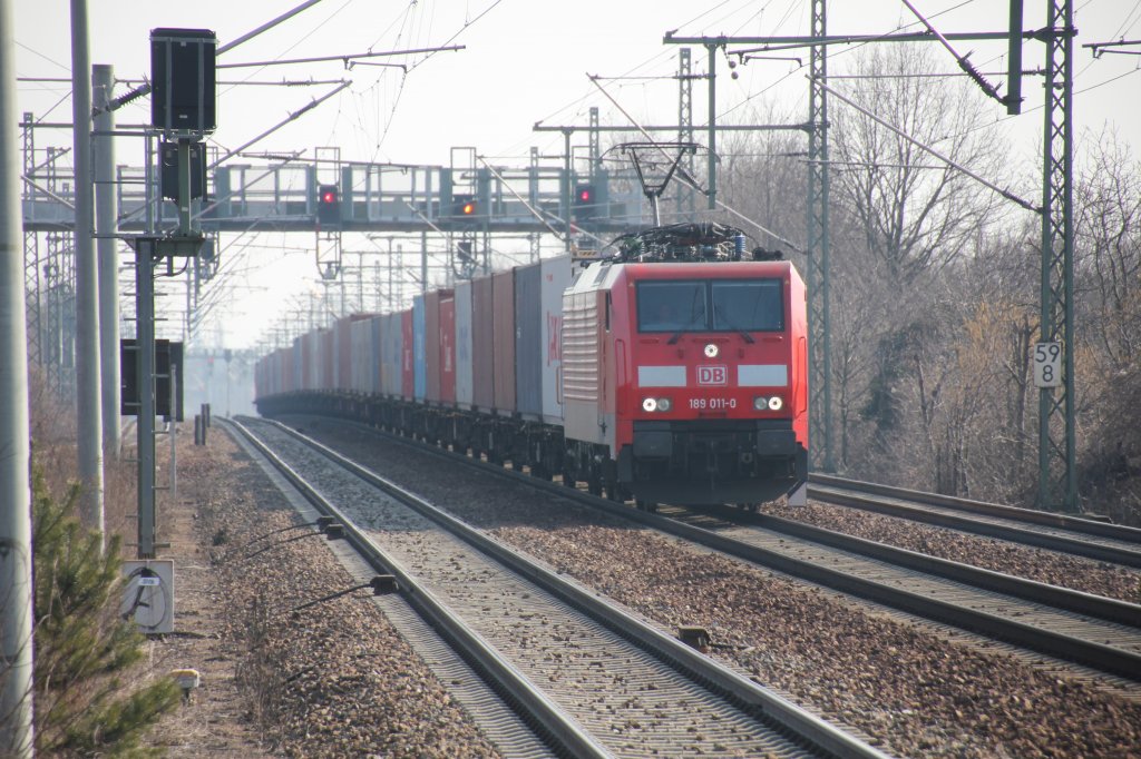 189 011 mit Container am 07.03.2012 durch Dresden-Strehlen.