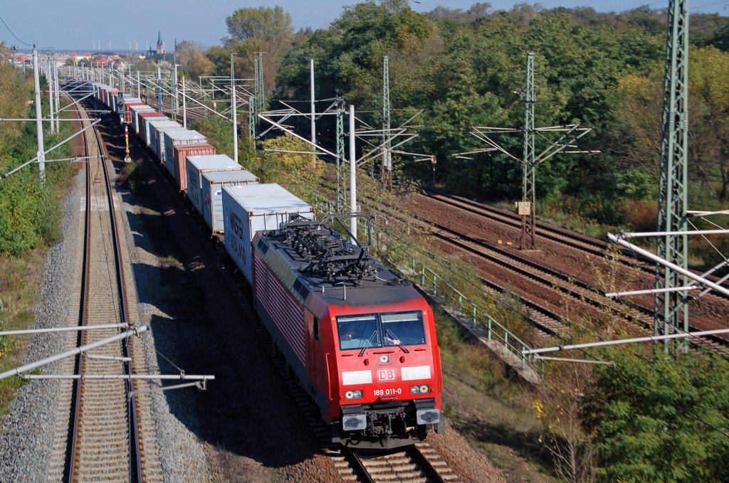 189 011 zieht am 17.10.10 einen Containerzug durch Holzweiig Richtung Leipzig.