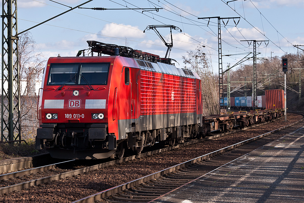 189 011 zieht einen Containerzug am 01.04.2012 durch Dresden Cotta in Richtung Cossebaude.