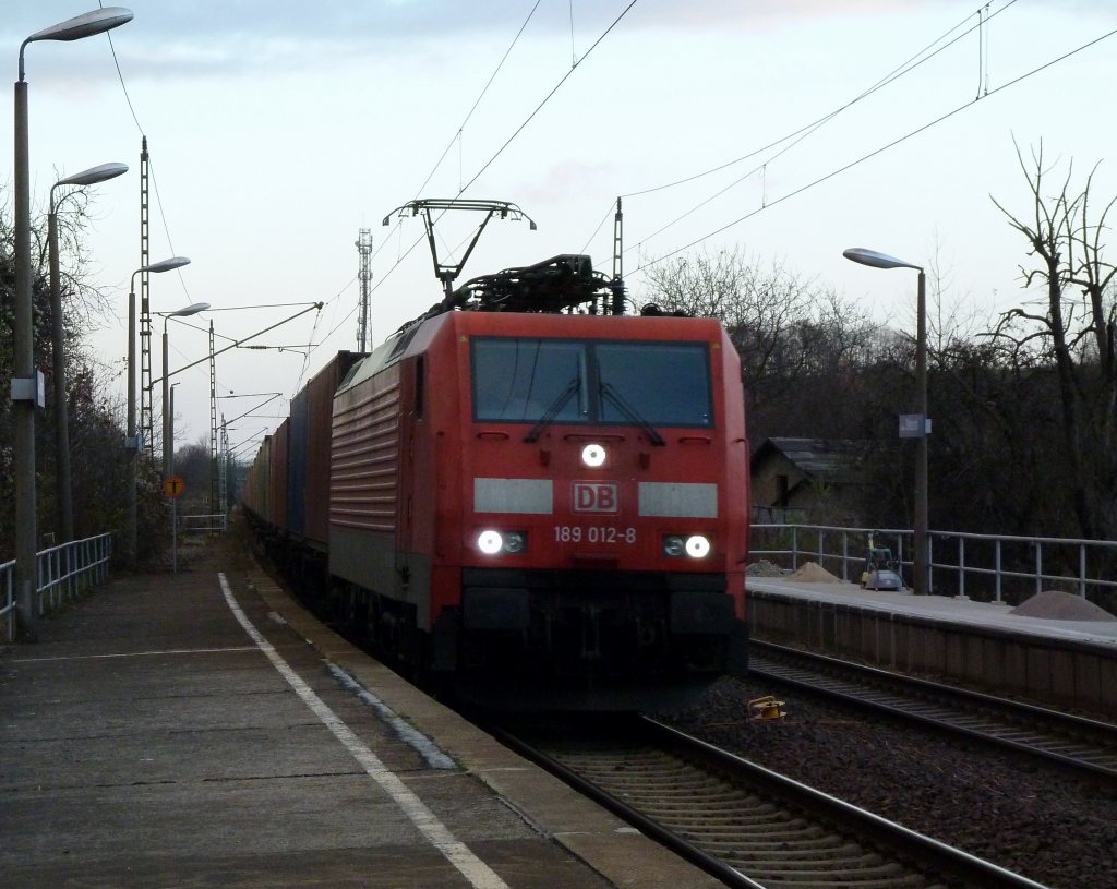 189 012 durchfuhr mit ihrem Containerzugwagen Dresden Stetzsch.
27.11.11
