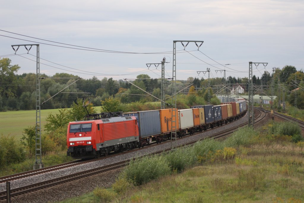 189 012 mit einem Containerzug in Weddel am 06.10.2010