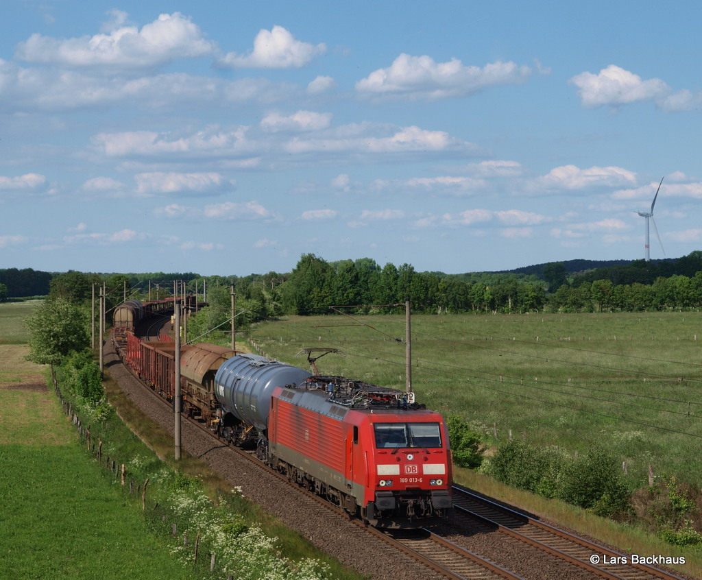 189 013-6 ist am 05.06.13 mit einem gemischtem Gterzug bei Ramelsloh Richtung Seelze unterwegs.