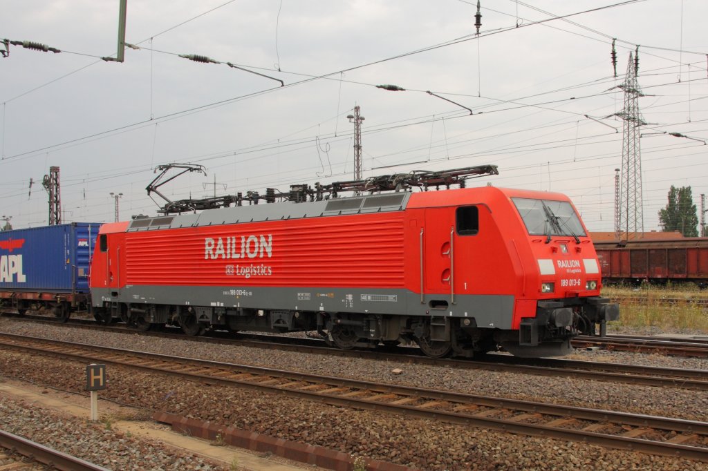 189 013-6 fhrt mit einem Containerzug aus Richtung Stendal durch Magdeburg-Rothensee. Fotografiert am 05.08.2010. 