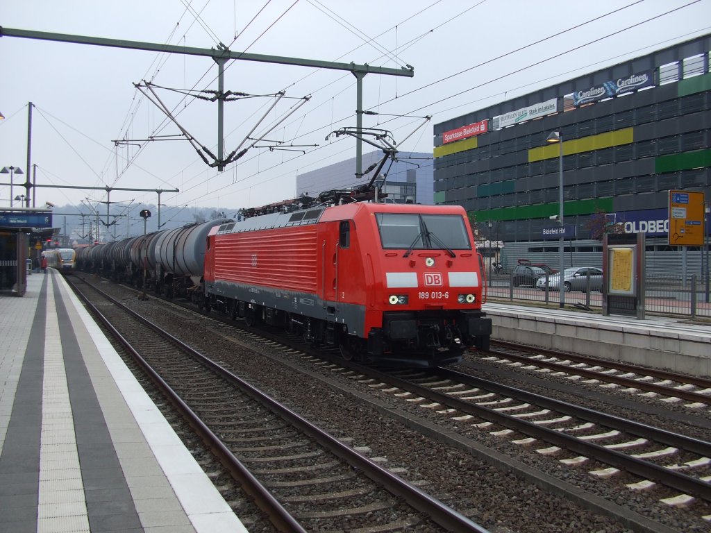189 013-6 zieht einen Kesselwagenzug durch Bielefeld. 17.02.2011.