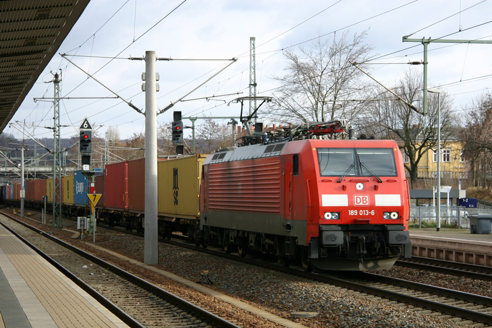 189 013 ist mit einem Containerzug durch Pirna in Richtung Dresden unterwegs. 22.01.2012