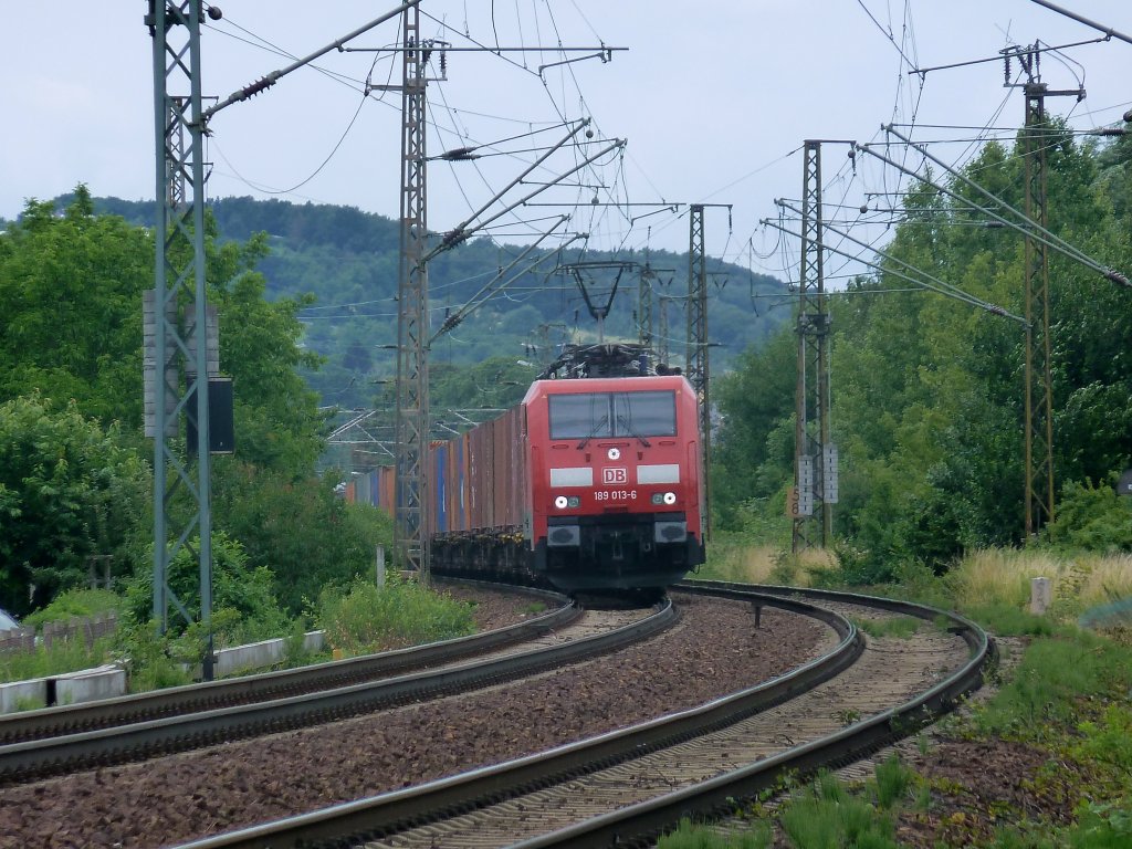 189 013 nhert sich mit ihrem Containerzug Dresden Stetzsch.
21.06.11